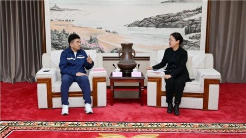 欽州市市委書記鐘暢姿會(huì)見(jiàn)中偉股份董事長(zhǎng)、總裁鄧偉明一行